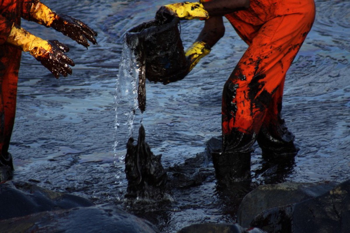 Нефть загрязняет воду. Загрязнение океана разливы нефти. Загрязнение воды нефтепродуктами. Разлив нефти. Воды загрязненные нефтью.