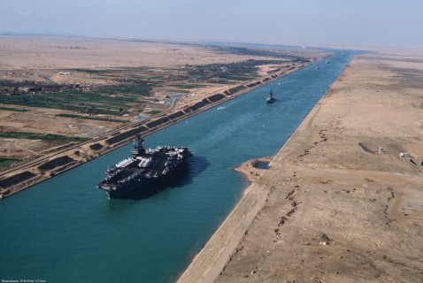 Авианосец США America проходит через канал в 1981 - иллюстрация-к-материалу-иа-regnum